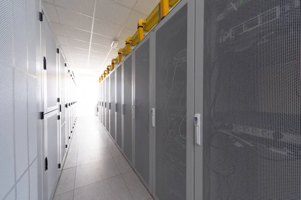 Moderna Serverrum Med Vita Servrar Och Hardwares Ett Internet Datacenter — Stockfoto