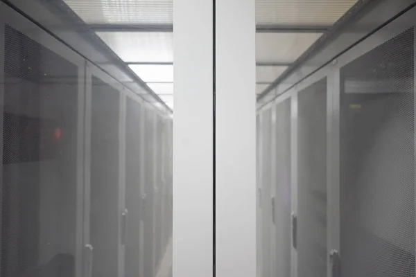 现代服务器机房 带白色服务器和硬件在互联网数据中心 — 图库照片