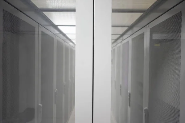 Beyaz Sunucuları Donanım Internet Veri Merkezi Ile Modern Sunucu Odası — Stok fotoğraf