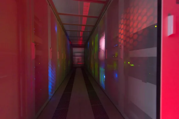 Sunucu Odasındaki Veri Merkezinde Görüntüden Gelen Işıkla Modern Iletişim Ekipmanları — Stok fotoğraf