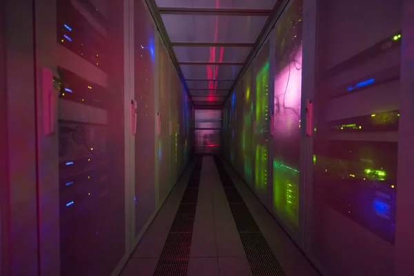 サーバールームのデータセンターのディスプレイからの光を備えたパネル現代的な通信機器 — ストック写真