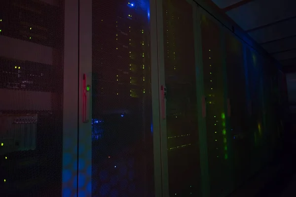 Sunucu Odasındaki Veri Merkezinde Görüntüden Gelen Işıkla Modern Iletişim Ekipmanları — Stok fotoğraf