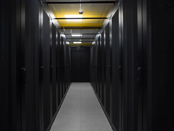 现代服务器机房 黑色服务器和硬件在互联网数据中心 — 图库照片