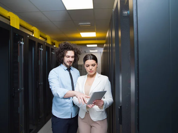 Ingegnere che mostra la sala server del data center di lavoro al capo donna — Foto Stock