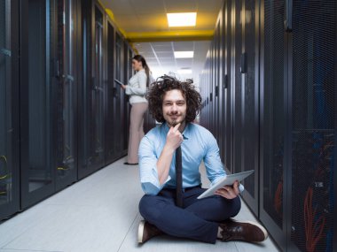 çalışma veri merkezi sunucu odası kadın şefe gösteren mühendisi