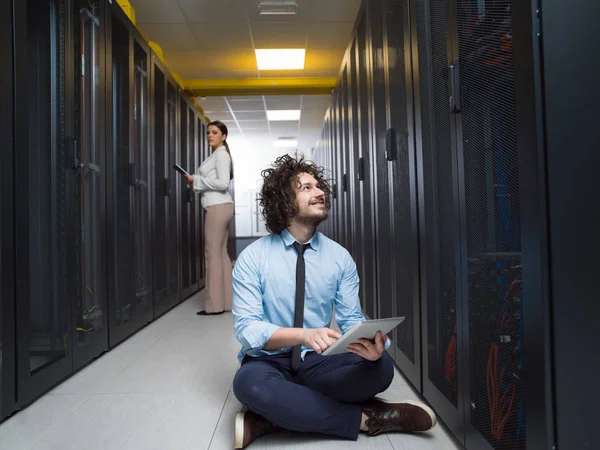 Ingeniero que muestra la sala de servidores del centro de datos de trabajo al jefe femenino —  Fotos de Stock