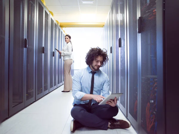 Ingenieurin zeigt Chefin funktionierenden Rechenzentrum-Serverraum — Stockfoto