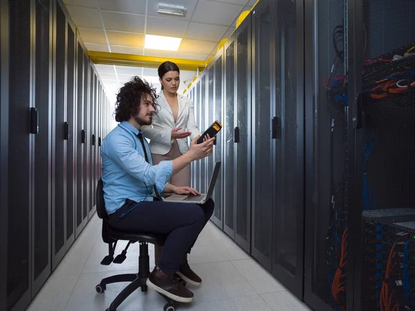 Equipo Jóvenes Técnicos Que Trabajan Juntos Servidores Centro Datos Utilizando —  Fotos de Stock