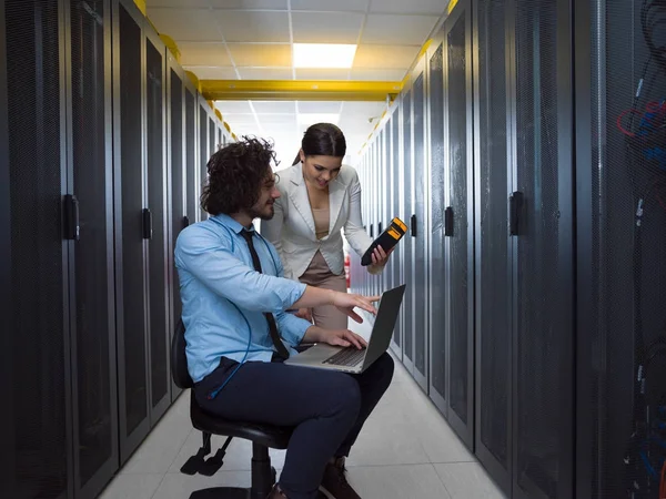 Equipo Jóvenes Técnicos Que Trabajan Juntos Servidores Centro Datos Utilizando — Foto de Stock