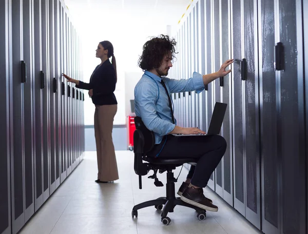 Equipo Jóvenes Técnicos Que Trabajan Juntos Servidores Centro Datos Utilizando — Foto de Stock