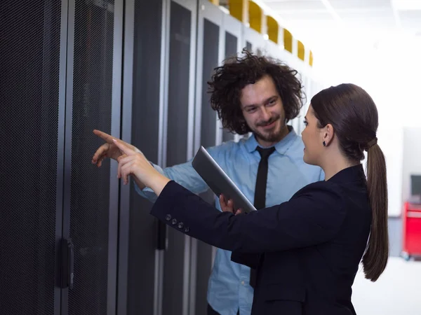 Ingeniero que muestra la sala de servidores del centro de datos de trabajo al jefe femenino — Foto de Stock