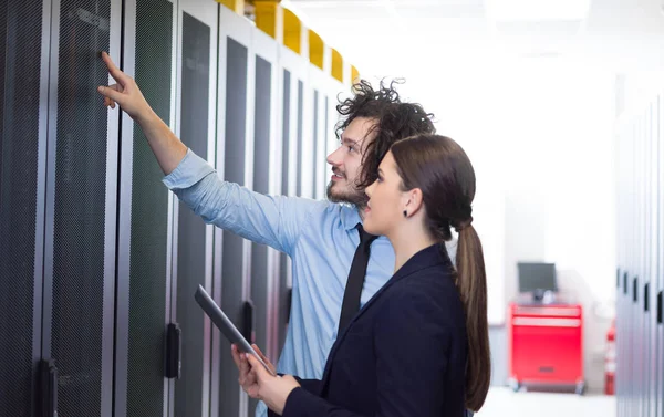 Ingenieurin zeigt Chefin funktionierenden Rechenzentrum-Serverraum — Stockfoto