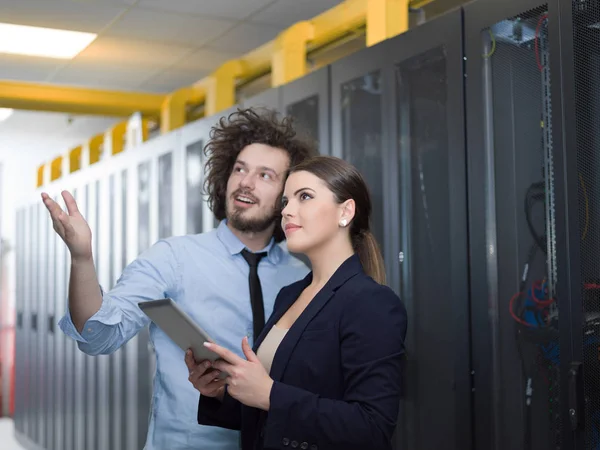 Ingeniero que muestra la sala de servidores del centro de datos de trabajo al jefe femenino — Foto de Stock