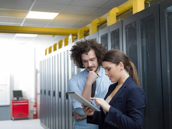 Ingegnere che mostra la sala server del data center di lavoro al capo donna — Foto Stock