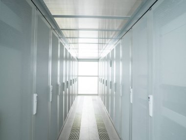 Beyaz sunucuları ve donanım Internet Veri Merkezi ile modern sunucu odası