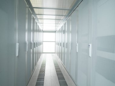 Beyaz sunucuları ve donanım Internet Veri Merkezi ile modern sunucu odası