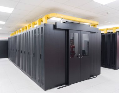 siyah sunucuları ve donanım Internet Veri Merkezi ile modern sunucu odası