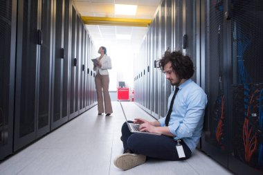 Takım birlikte sunucularda çalışan genç teknisyenleri