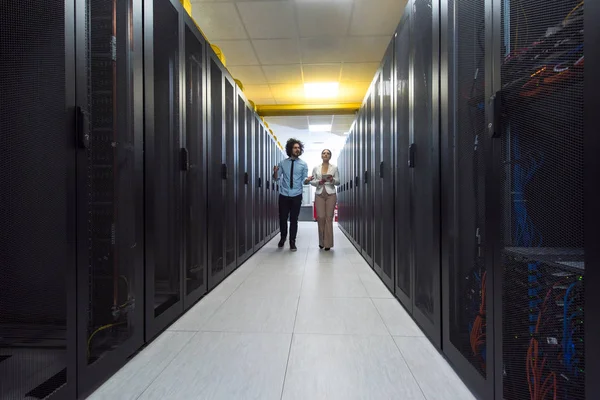 Data center server werkruimte tonen aan vrouwelijke chief engineer — Stockfoto