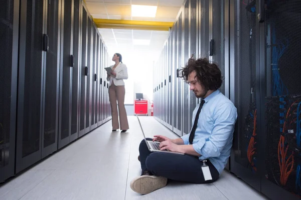 Team di giovani tecnici che lavorano insieme sui server — Foto Stock