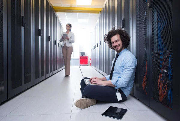 Team junger Techniker arbeitet auf Servern zusammen — Stockfoto