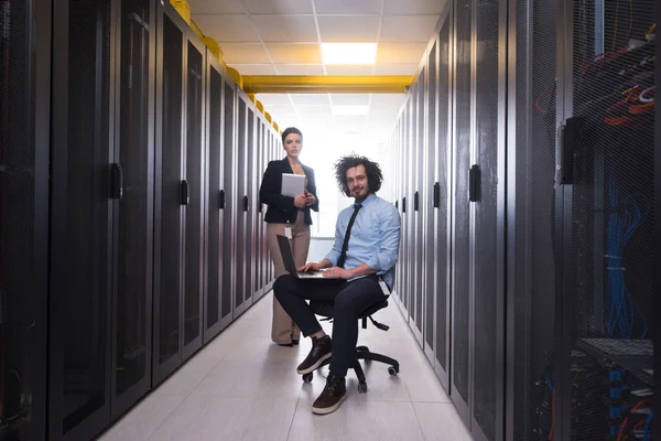 Équipe de jeunes techniciens travaillant ensemble sur des serveurs — Photo