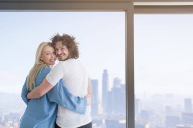 romantik mutlu genç çift zevk sabah kahve cam kenarında evde soğuk kış gününde