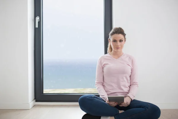 Schöne Junge Frau Mit Tablet Computer Auf Dem Boden Hause — Stockfoto