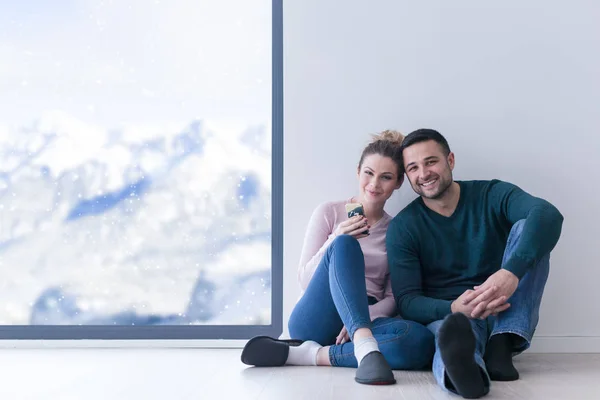 Feliz Jovem Casal Sentado Perto Janela Casa Dia Inverno Frio — Fotografia de Stock