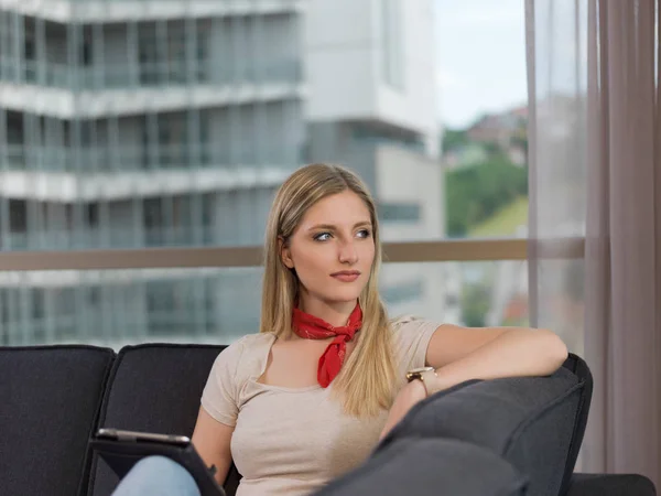 Bella Giovane Donna Sul Divano Casa Navigare Internet Utilizzando Tablet — Foto Stock