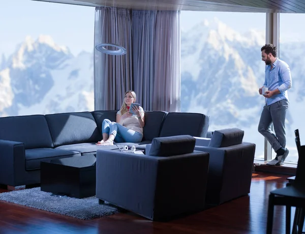 Young Couple Relaxing Home Using Tablet Computers Reading Living Room — Stock Photo, Image