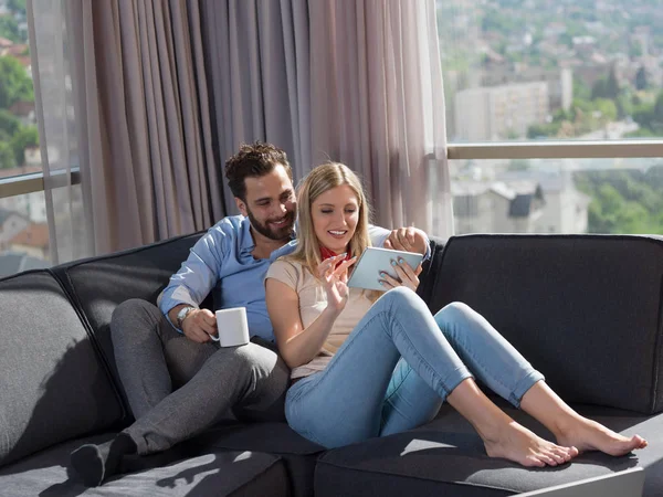 Junges Paar Entspannt Hause Mit Tablet Computern Wohnzimmer Auf Der — Stockfoto