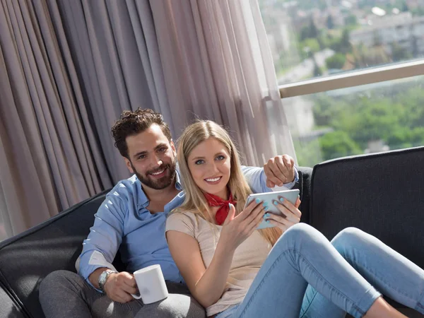 Junges Paar Entspannt Hause Mit Tablet Computern Wohnzimmer Auf Der — Stockfoto