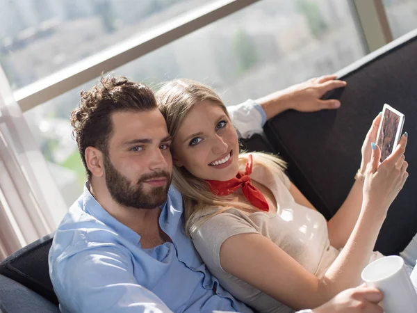 Jeune Couple Relaxant Maison Aide Tablettes Lisant Dans Salon Sur — Photo