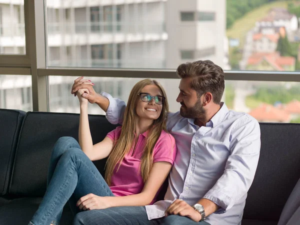 Junges Hübsches Paar Umarmt Sich Auf Dem Sofa Der Luxusvilla — Stockfoto