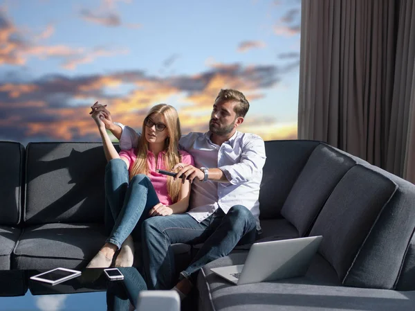 Mladý Pár Pohovce Sledují Televizi Společně Jejich Luxusní Domov — Stock fotografie