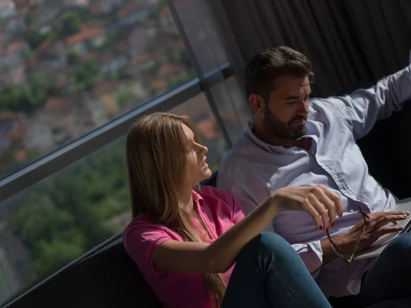 Casal Jovem Relaxante Casa Luxo Usando Computador Portátil Lendo Sala — Fotografia de Stock