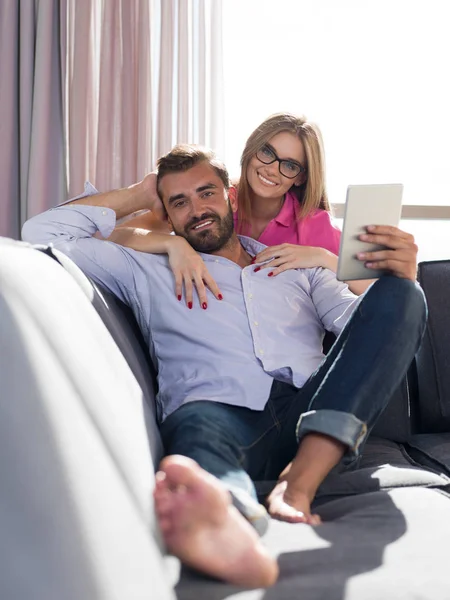 Casal Jovem Relaxante Casa Usando Computadores Tablet Lendo Sala Estar — Fotografia de Stock