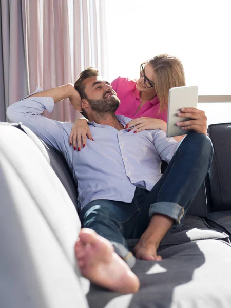 Casal Jovem Relaxante Casa Usando Computadores Tablet Lendo Sala Estar — Fotografia de Stock