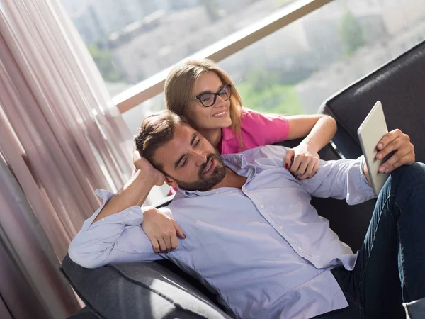 Young Couple Relaxing Home Using Tablet Computers Reading Living Room — Stock Photo, Image