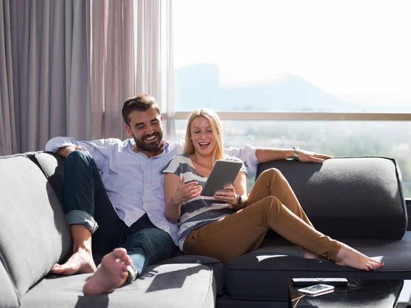 Young Couple Relaxing Home Using Tablet Computers Reading Living Room — Stock Photo, Image