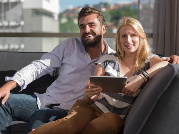 Casal Jovem Relaxante Casa Usando Computadores Tablet Lendo Sala Estar — Fotografia de Stock