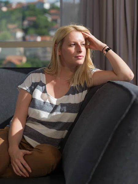 Portrait Une Jeune Belle Femme Assise Sur Canapé Maison — Photo