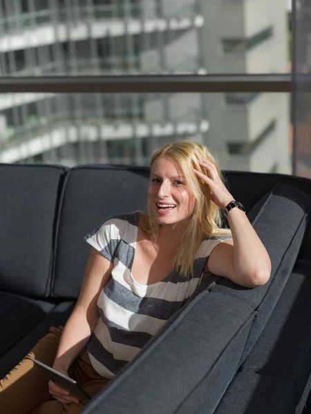 Beautiful Young Woman Sofa Home Surfing Internet Using Tablet Computer — Stock Photo, Image