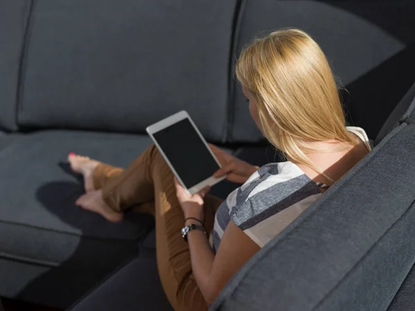 Beautiful Young Woman Sofa Home Surfing Internet Using Tablet Computer — Stock Photo, Image