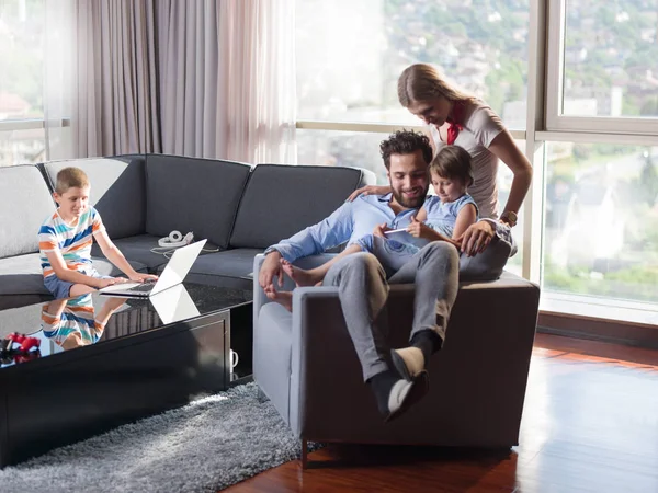 Happy Young Family Spelen Samen Met Tablet Thuis Zittend Bank — Stockfoto