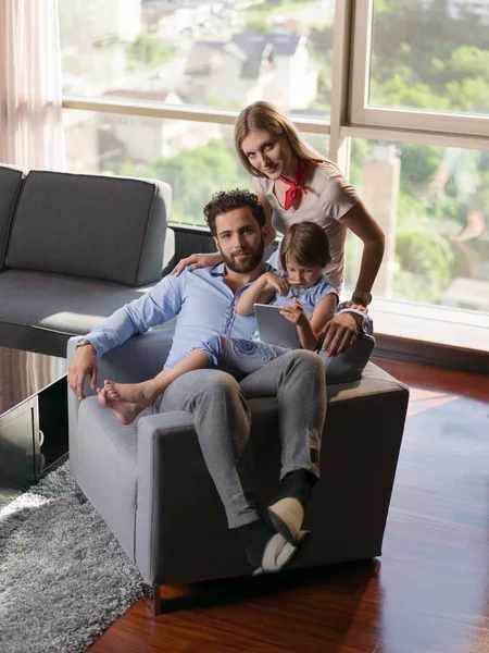 Jovem Família Feliz Brincando Conjunto Com Tablet Casa Sentado Sofá — Fotografia de Stock