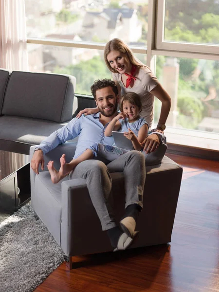 Happy Young Family Jugando Juntos Con Tableta Casa Sentado Sofá —  Fotos de Stock