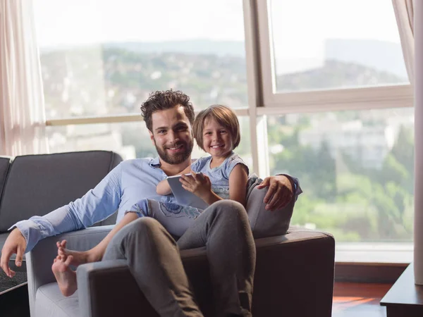 Niña Padre Guapo Usando Una Tableta Digital Sonriendo Sentado Sofá —  Fotos de Stock