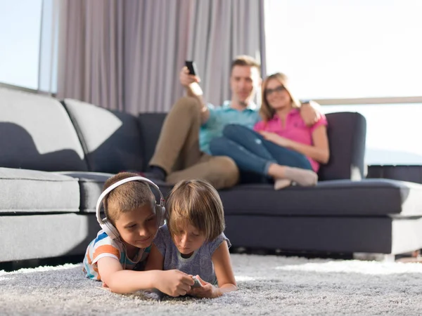 Familia Joven Feliz Jugando Juntos Casa Kids Usando Tableta Suelo —  Fotos de Stock